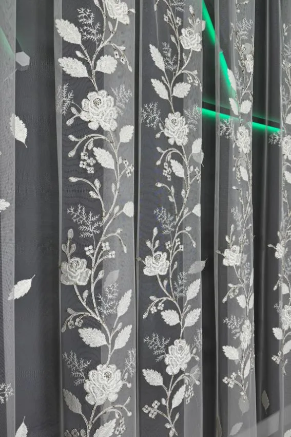 Firana ecru z perłowymi różami