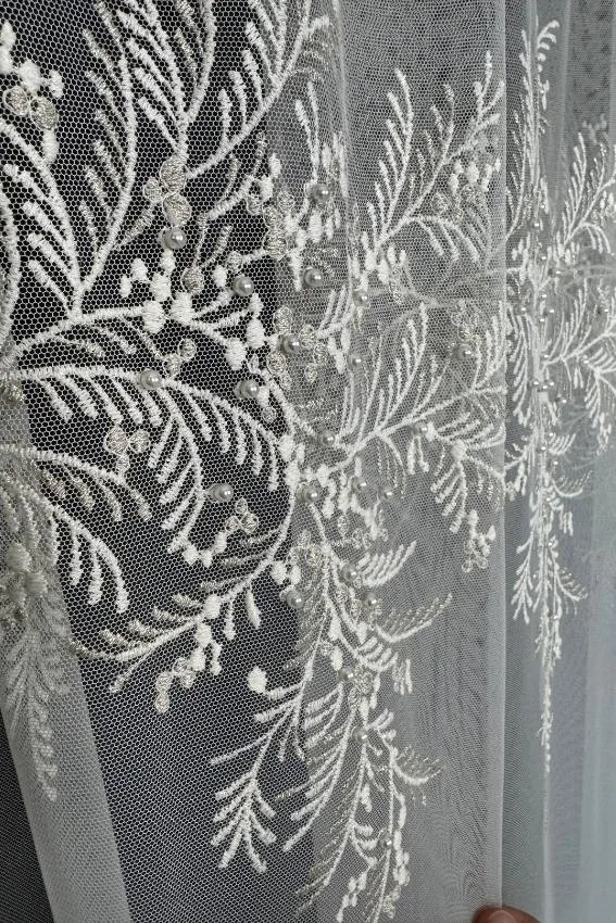 Firana ecru z podwójną spódniczką perełkami i złotym haftem