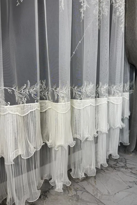 Firana ecru z podwójną spódniczką perełkami i złotym haftem