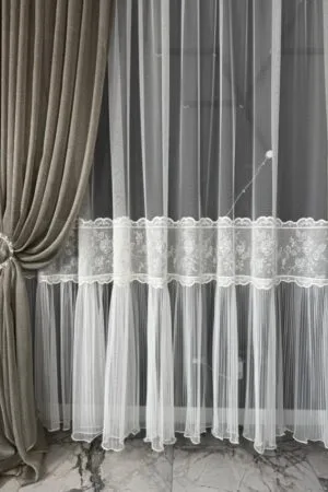 Firana ecru ze spódniczką i złotymi kwiatami