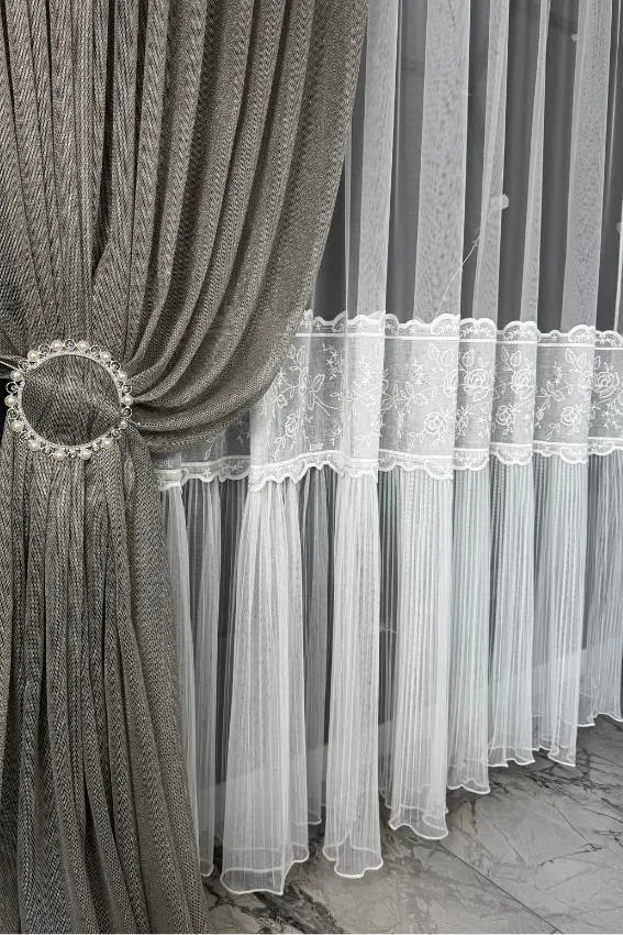 Firana ecru ze spódniczką i złotymi kwiatami - S21 - obrazek 4