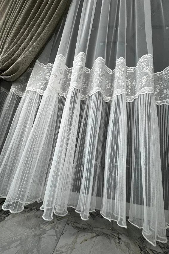 Firana ecru ze spódniczką i złotymi kwiatami