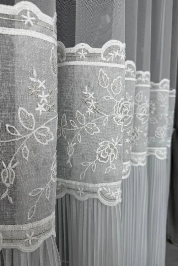 Firana ecru ze spódniczką i złotymi kwiatami