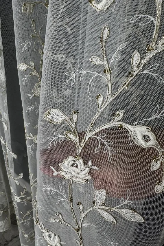 Firana ecru ze złotą różą