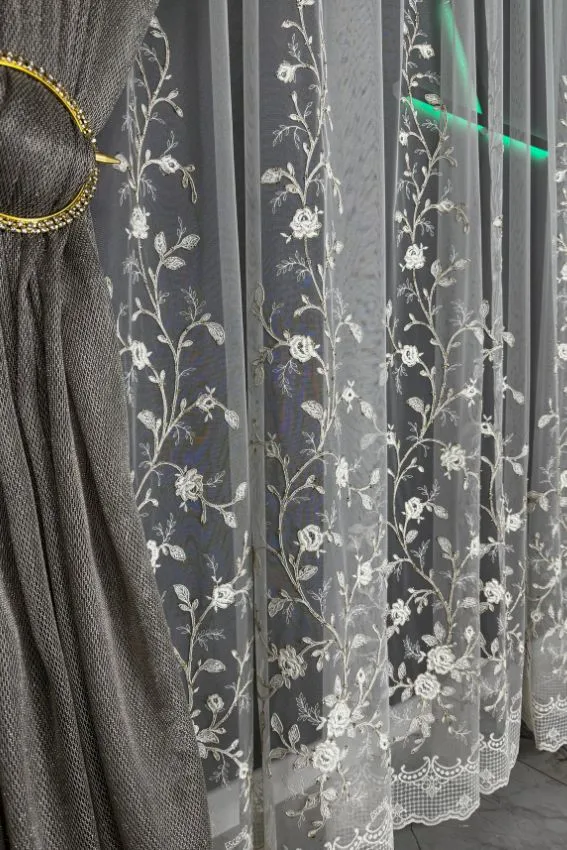 Firana ecru ze złotą różą