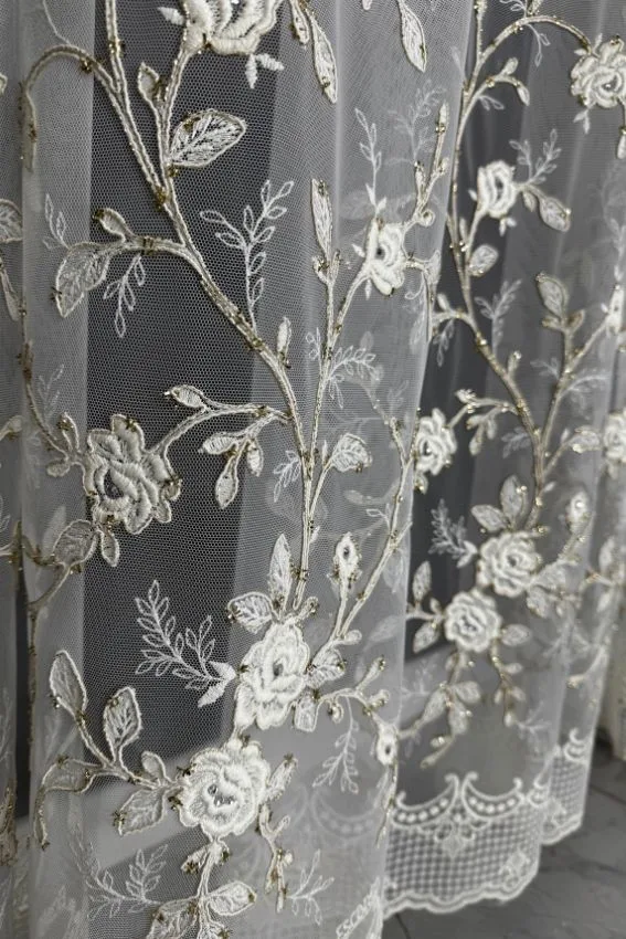 Firana ecru ze złotą różą