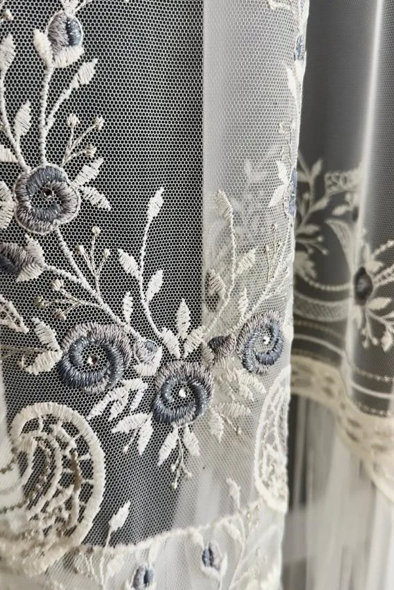 Firana kremowa z włoskiej siatki z haftem i spódniczką