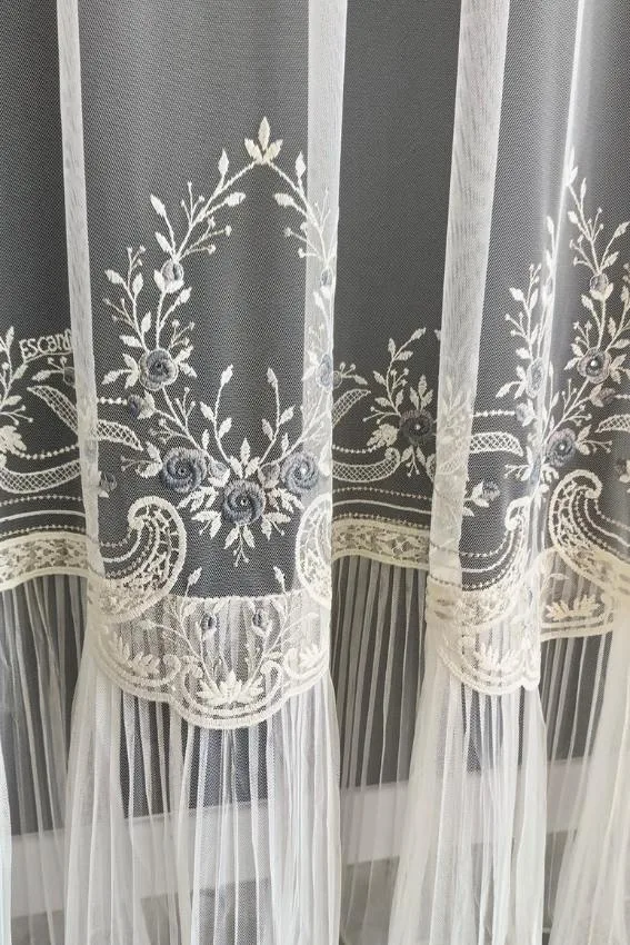 Firana kremowa z włoskiej siatki z haftem i spódniczką