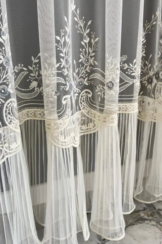 Firana kremowa z włoskiej siatki z haftem i spódniczką