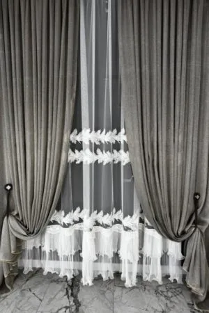 Firana z włoskiej siatki z podwójną plisowaną spódniczką