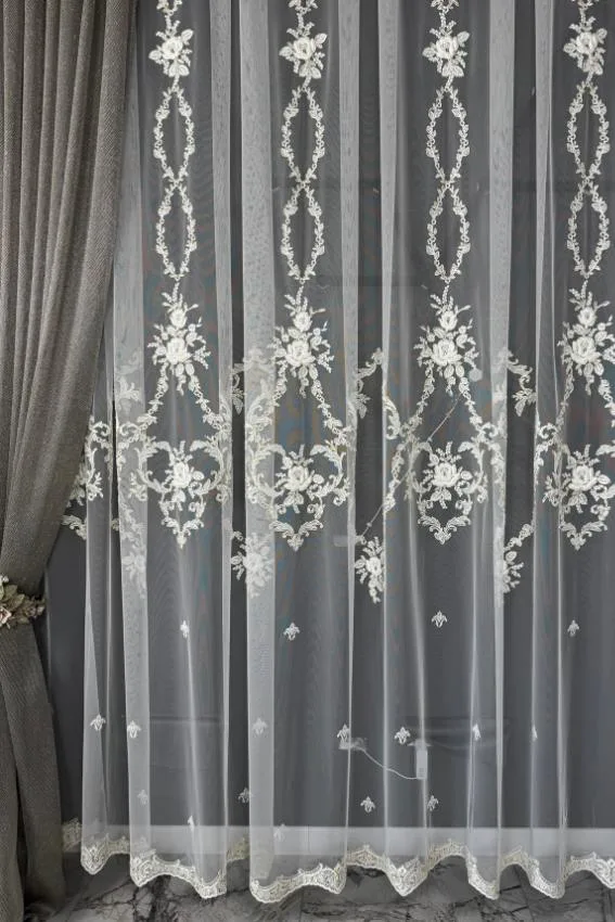Firana ecru z kwiatami 3D i złotą nicią