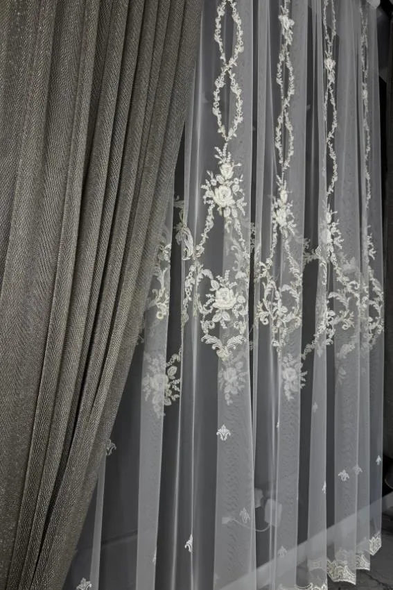 Firana ecru z kwiatami 3D i złotą nicią