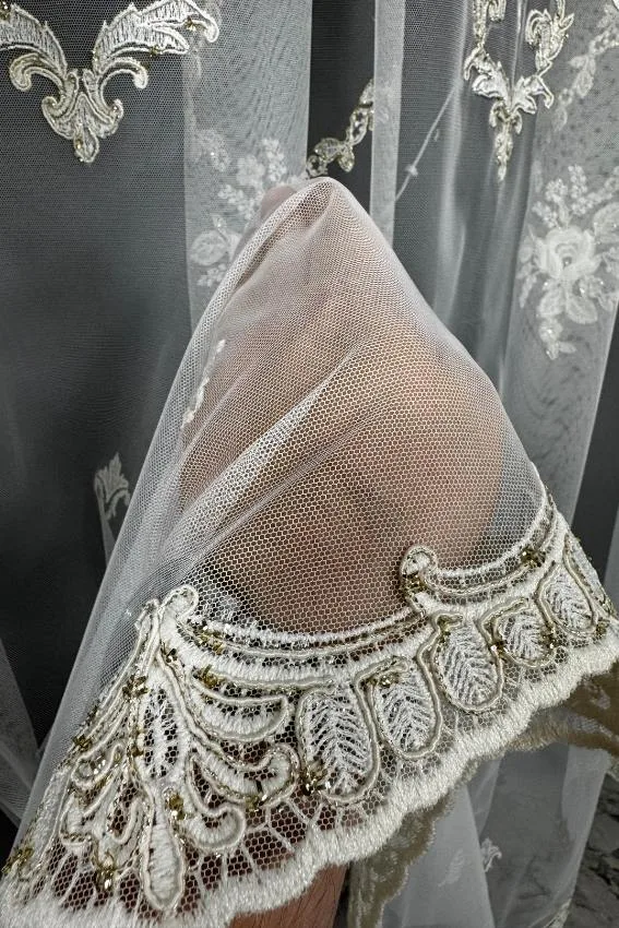 Firana ecru z kwiatami 3D i złotą nicią