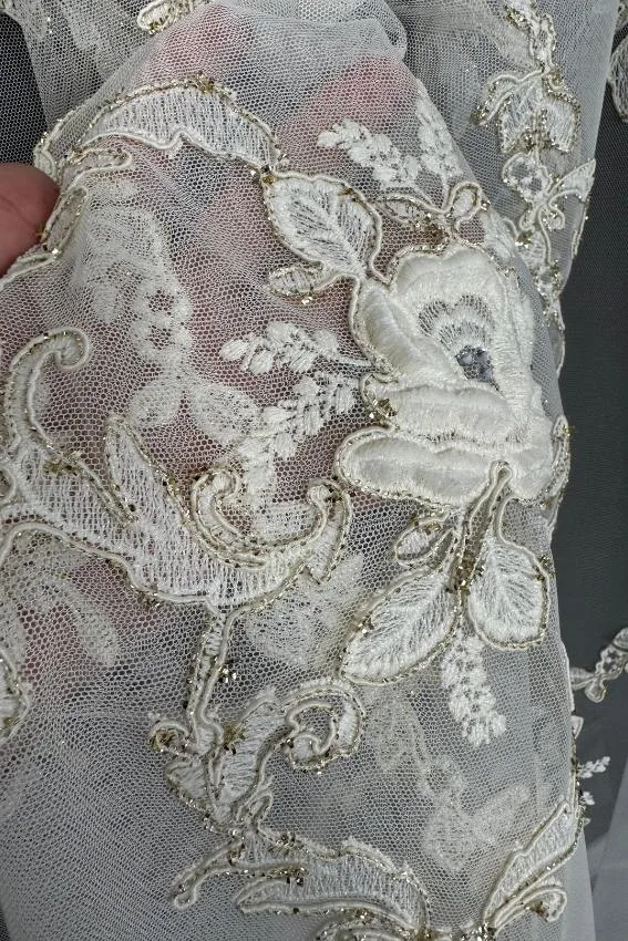 Firana ecru z kwiatami 3D i złotą nicią