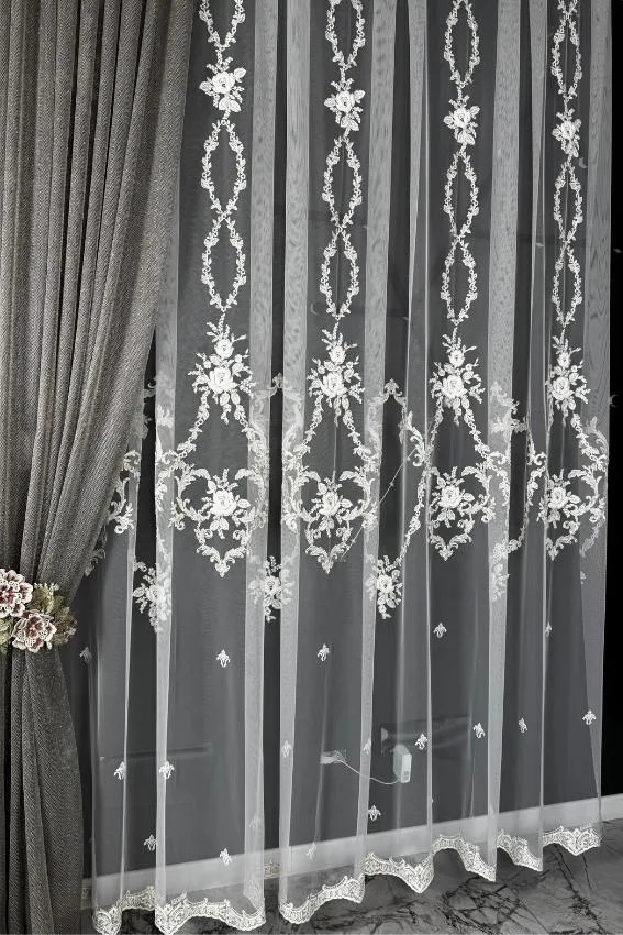 Firana ecru z kwiatami 3D i złotą nicią