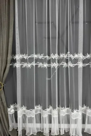 Firana mleczna biel z subtelnym blaskiem