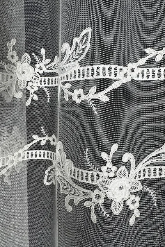 Firana mleczna biel z subtelnym blaskiem