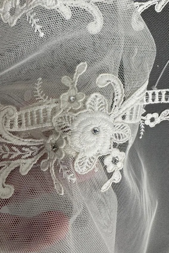 Firana mleczna biel z subtelnym blaskiem