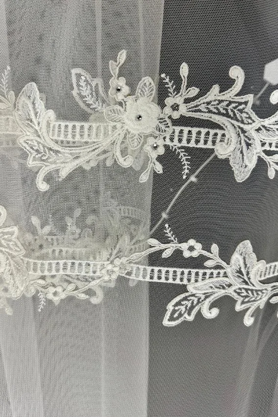 Firana mleczna biel z subtelnym blaskiem