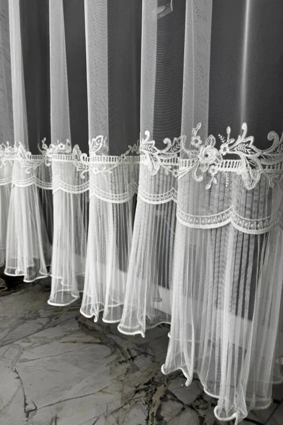 Firana mleczna biel z subtelnym blaskiem