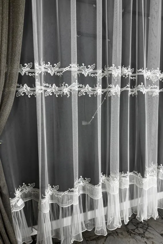 Firana mleczna biel z subtelnym blaskiem