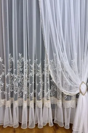 Firana ze złotym haftem, cyrkoniami i dekoracyjną spódniczką