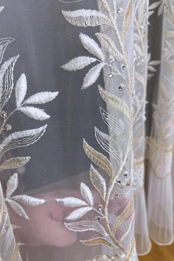 Firana ze złotym haftem, cyrkoniami i dekoracyjną spódniczką