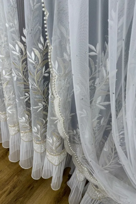 Firana ze złotym haftem, cyrkoniami i dekoracyjną spódniczką