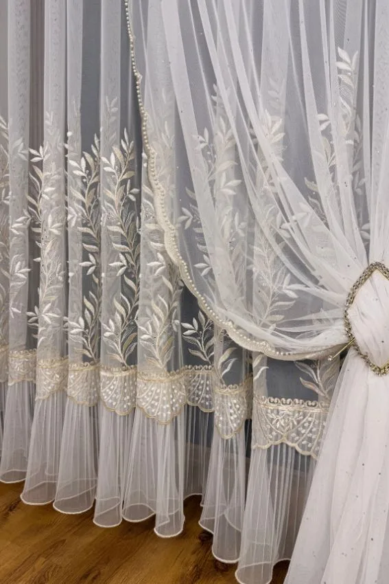 Firana ze złotym haftem, cyrkoniami i dekoracyjną spódniczką