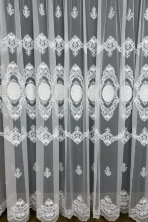 Firana biała z welurowymi wstawkami i haftem różanym