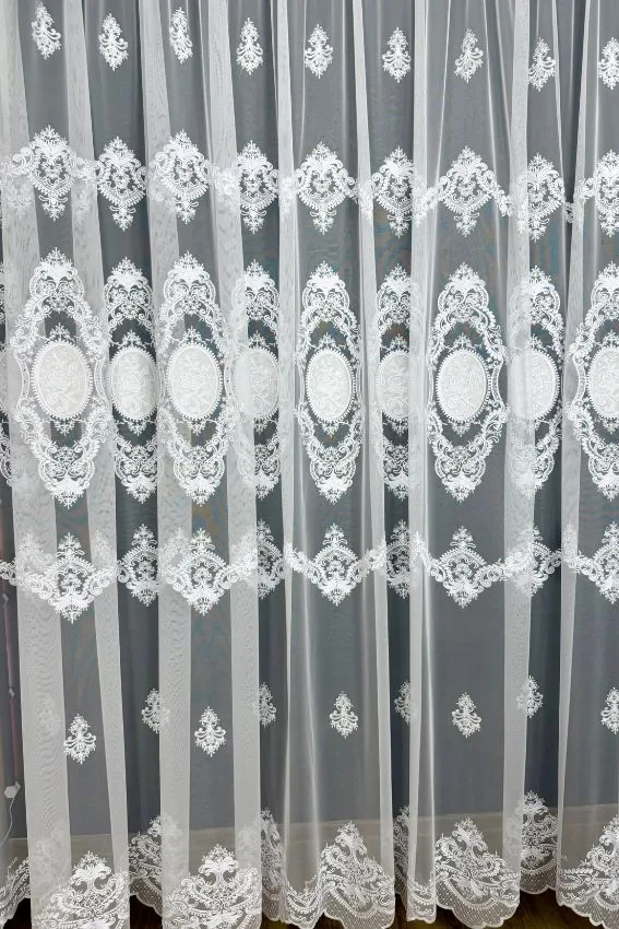 Firana biała z welurowymi wstawkami i haftem różanym