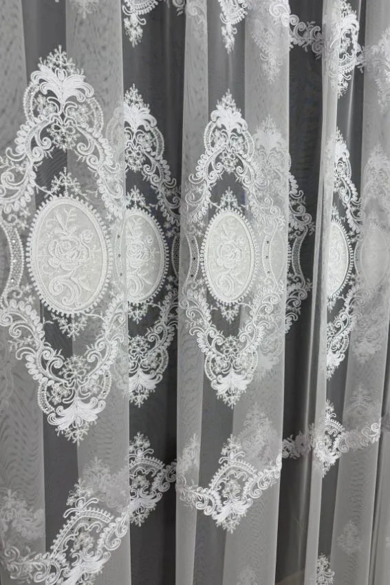 Firana biała z welurowymi wstawkami i haftem różanym
