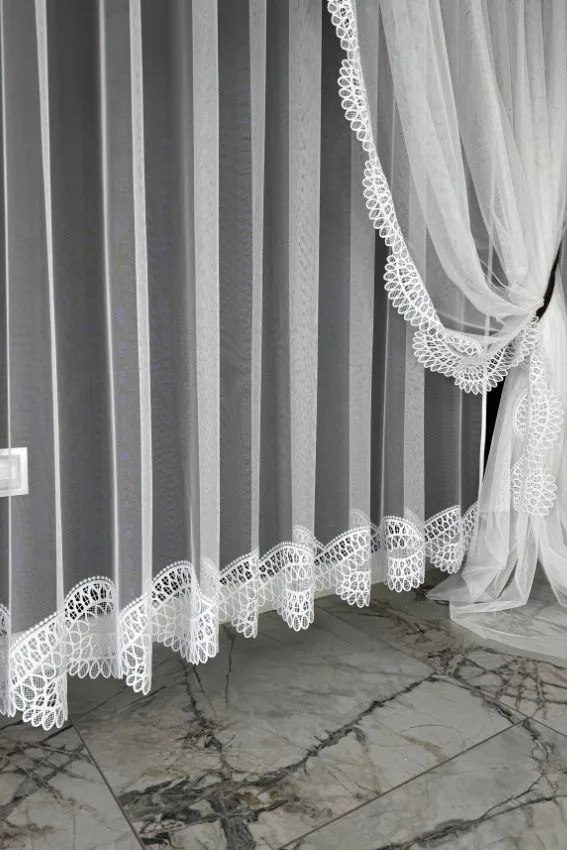 Firana siatka w naturalnej bieli z pasem subtelnej koronki