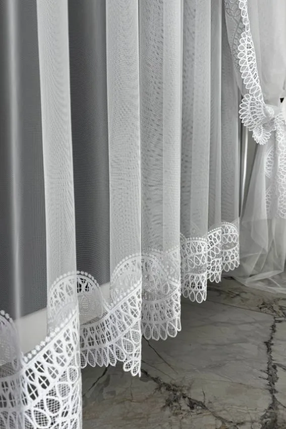 Firana siatka w naturalnej bieli z pasem subtelnej koronki