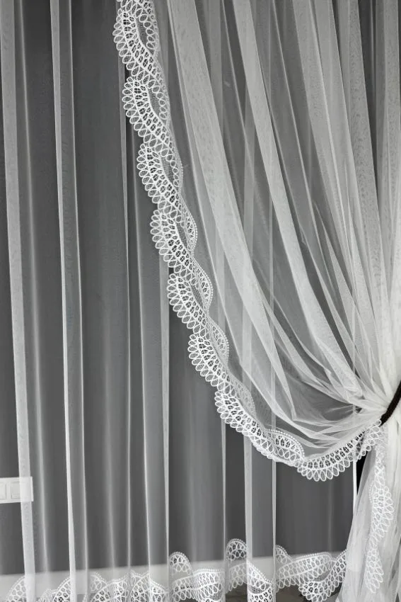 Firana siatka w naturalnej bieli z pasem subtelnej koronki