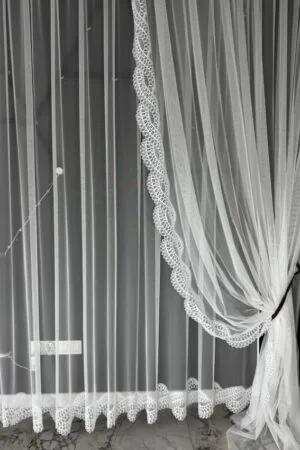 Firana siatka w naturalnej bieli z pasem subtelnej koronki