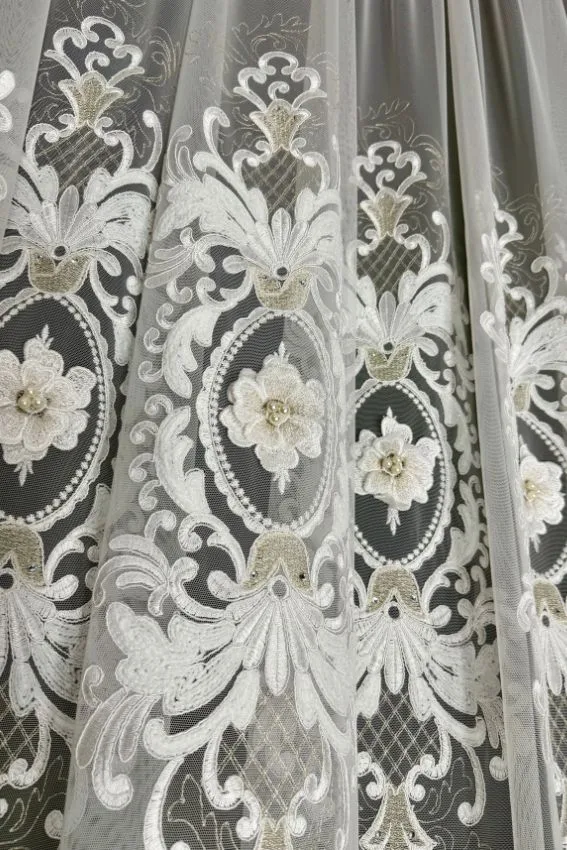 Firana włoska biała siatka z kwiatami 3D i lustrzanym blaskiem