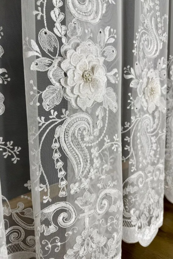 Firana włoska biała siatka z kwiatami 3D i nićmi holograficznymi z cyrkoniami