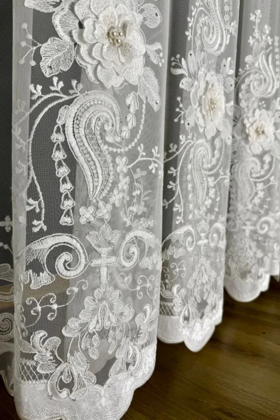 Firana włoska biała siatka z kwiatami 3D i nićmi holograficznymi z cyrkoniami