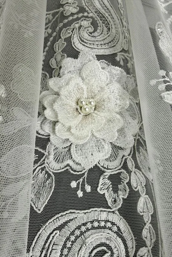 Firana włoska biała siatka z kwiatami 3D i nićmi holograficznymi z cyrkoniami