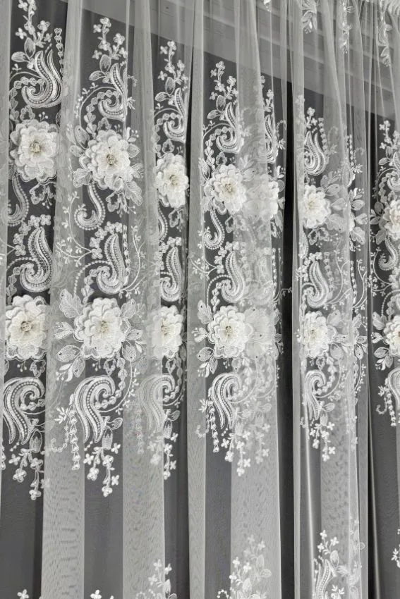 Firana włoska biała siatka z kwiatami 3D i nićmi holograficznymi z cyrkoniami