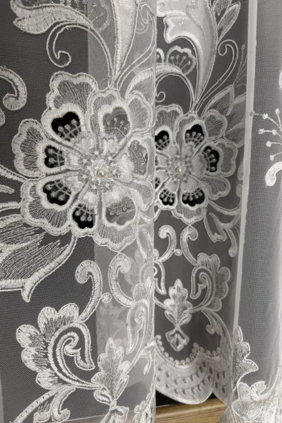 Firana włoska biała siatka z wycinanymi kwiatami i srebrnymi nićmi