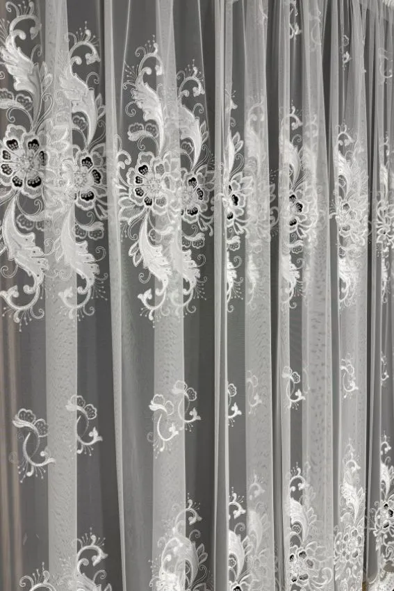 Firana włoska biała siatka z wycinanymi kwiatami i srebrnymi nićmi