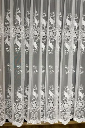 Firana włoska biała siatka z wycinanymi kwiatami i srebrnymi nićmi