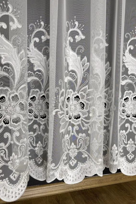 Firana włoska biała siatka z wycinanymi kwiatami i srebrnymi nićmi