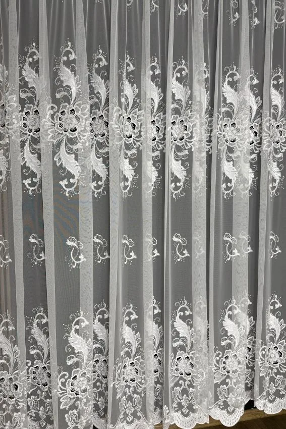 Firana włoska biała siatka z wycinanymi kwiatami i srebrnymi nićmi