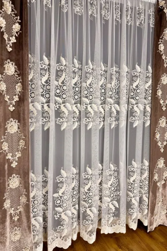 Firana włoska siatka ecru z wycinanymi kwiatami i perełkami
