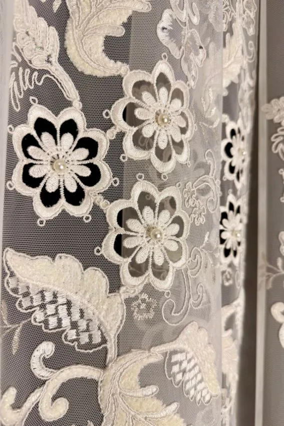 Firana włoska siatka ecru z wycinanymi kwiatami i perełkami