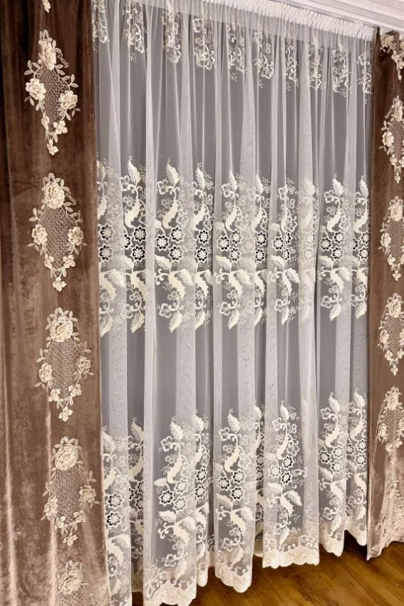 Firana włoska siatka ecru z wycinanymi kwiatami i perełkami