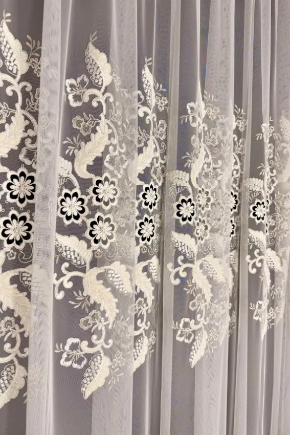 Firana włoska siatka ecru z wycinanymi kwiatami i perełkami